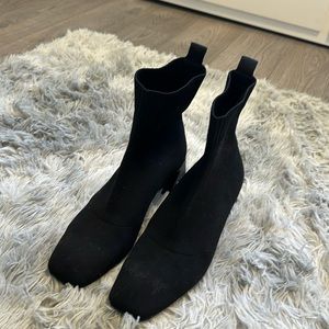 Vivaia Stretch Booties